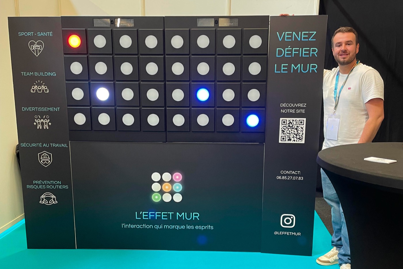 Théo Mady, fondateur de L'Effet Mur, aux côtés du mur interactif